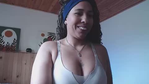 Snapshot of ivonne_collins33 chatting on February 23, 2:36 pm ivonne_collins33 online show from February 23, 2:36 pm