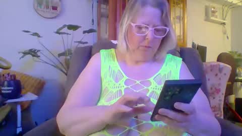 ivyjane3522 online show from April 19, 3:22 pm