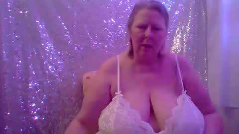ivyjane3522 online show from May 2, 2:27 am