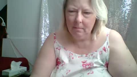 ivyjane3522 online show from May 12, 2:14 pm