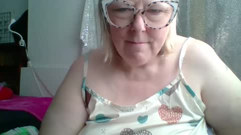 ivyjane3522 online show from May 21, 2:46 pm