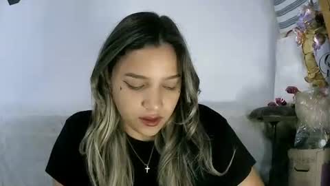 izzy_32 online show from April 21, 9:39 pm