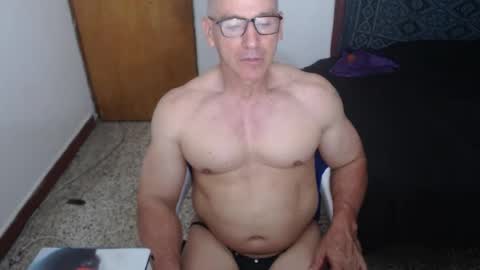 Snapshot of jefmuscletw chatting on May 5, 2:52 am brayam online show from May 5, 2:52 am