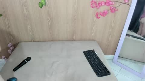 Jenelotizz online show from April 14, 4:07 am