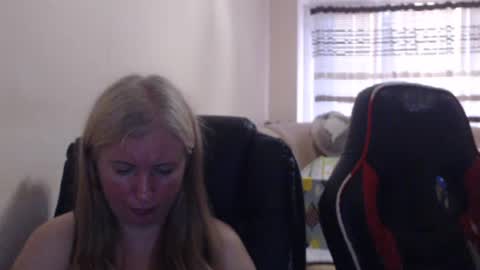 Snapshot of jenisandpeter chatting on June 16, 5:37 pm JenisAndPeter online show from June 16, 5:37 pm