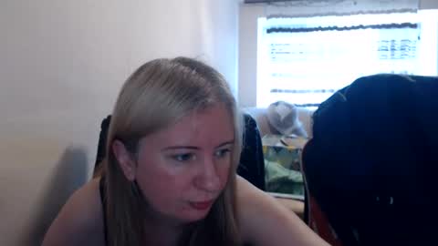 Snapshot of jenisandpeter chatting on June 18, 6:02 am JenisAndPeter online show from June 18, 6:02 am