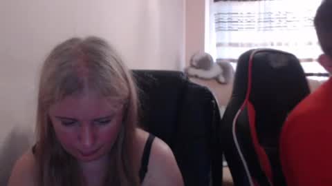 Snapshot of jenisandpeter chatting on June 19, 5:28 pm JenisAndPeter online show from June 19, 5:28 pm