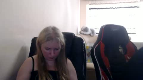 Snapshot of jenisandpeter chatting on June 25, 5:17 pm JenisAndPeter online show from June 25, 5:17 pm