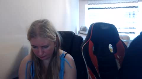 Snapshot of jenisandpeter chatting on June 27, 7:02 am JenisAndPeter online show from June 27, 7:02 am