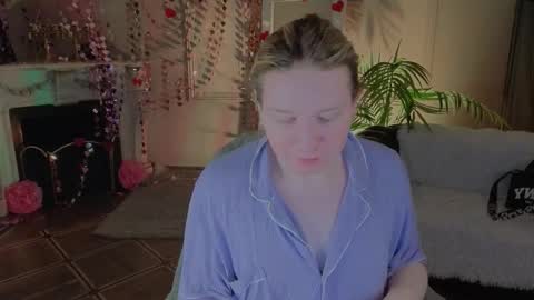 Snapshot of jes_solar chatting on March 2, 10:16 pm jes_solar online show from March 2, 10:16 pm