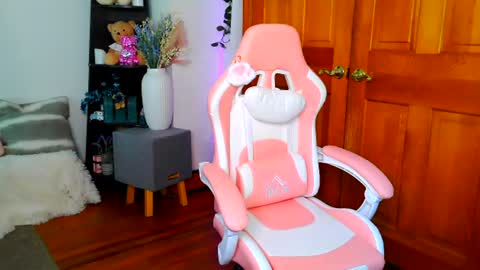 Snapshot of jessabelle_diamond chatting on June 17, 1:12 pm Jessabelle Diamond online show from June 17, 1:12 pm
