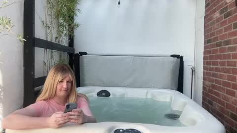 Jessica Dee online show from August 3, 3:27 pm