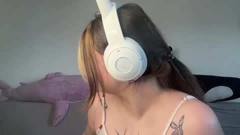 Snapshot of jessluck_1 chatting on June 10, 8:35 am jessluck_1 online show from June 10, 8:35 am