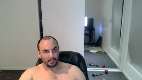 josh_aus333 online show from October 10, 1:10 pm