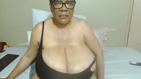 Snapshot of joycemando chatting on November 24, 12:43 am DairyQueen online show from November 24, 12:43 am