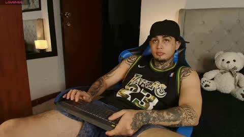 juan_alvarez18 online show from May 21, 2:51 am