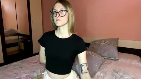 julia_charm online show from May 26, 4:58 pm
