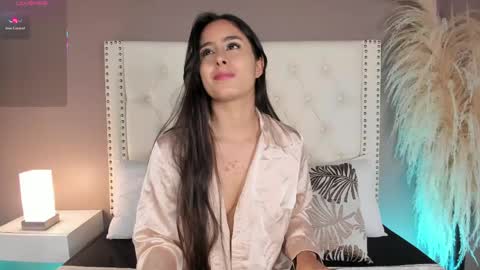 Snapshot of julia_martinezz_ chatting on June 5, 11:38 am J U L IA M A R T I N E Z online show from June 5, 11:38 am