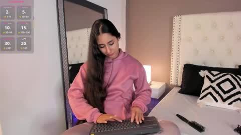 Snapshot of julia_martinezz_ chatting on June 8, 11:43 am J U L IA M A R T I N E Z online show from June 8, 11:43 am