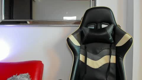 julian_wallace online show from April 2, 10:29 pm