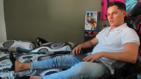 julian_wallace1 online show from May 22, 8:36 pm