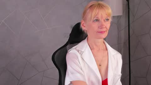Julie Lucasss online show from May 15, 11:45 pm