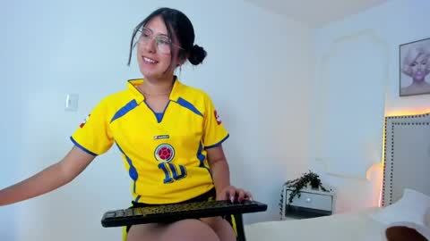 juliee_ross online show from April 29, 12:20 pm