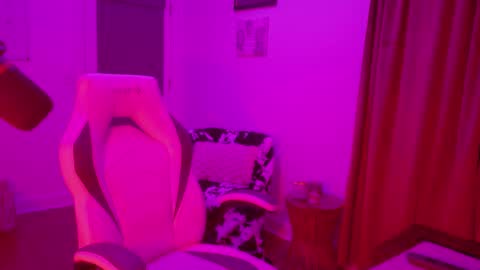 Snapshot of juliettetoken chatting on April 6, 7:09 am Goddess Endigo online show from April 6, 7:09 am