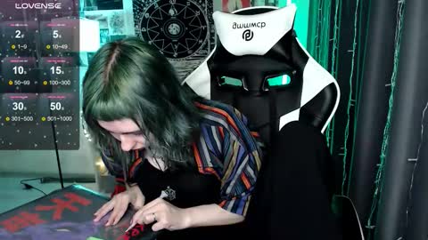 Snapshot of julscinamon chatting on March 11, 4:24 pm Baroness Von Cringe online show from March 11, 4:24 pm