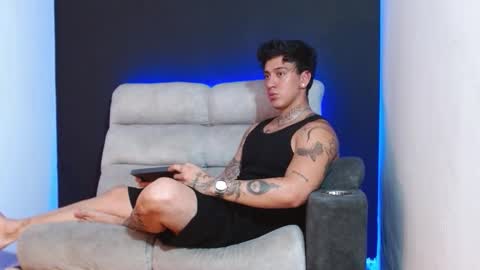 justinfuller_31 online show from December 20, 8:43 am