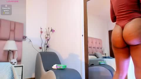 Snapshot of kamila_arias chatting on May 2, 12:43 pm online show from May 2, 12:43 pm