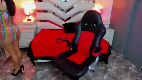 kate Tompson online show from February 4, 4:02 pm