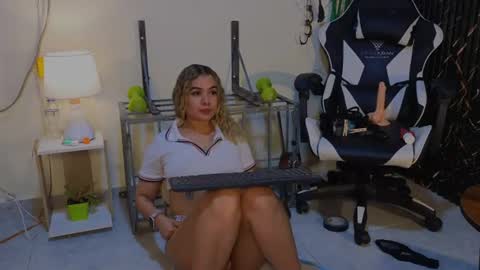 Snapshot of katt_bdsm chatting on June 21, 4:48 am Katt online show from June 21, 4:48 am