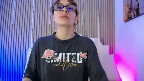 Snapshot of katy_van chatting on July 11, 8:33 pm Katy Van online show from July 11, 8:33 pm