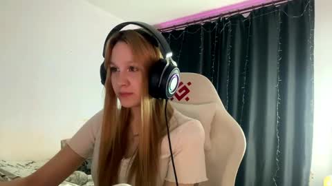 Amia online show from April 18, 7:07 pm