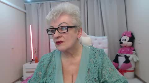 Snapshot of kaylesmoll chatting on April 22, 6:53 pm kaylesmoll online show from April 22, 6:53 pm