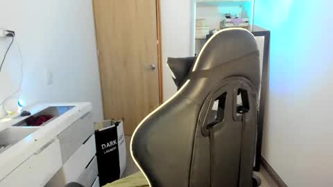 kaylie online show from April 18, 7:58 pm