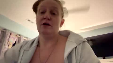 Snapshot of kellilyn10 chatting on April 1, 5:52 am kellilyn10 online show from April 1, 5:52 am