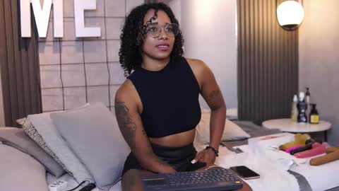 kelly__thomson online show from April 1, 1:34 pm