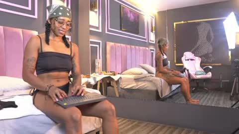 kelly__thomson online show from April 23, 1:02 pm