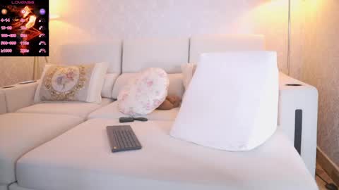 vanessa online show from April 17, 5:54 am