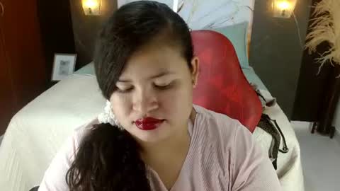 KELLY LUNA  online show from August 1, 7:35 pm