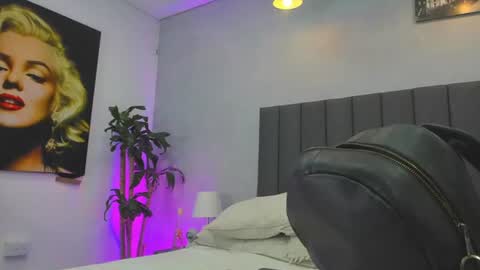 Snapshot of kendra_london chatting on July 1, 11:56 am Kendra London online show from July 1, 11:56 am