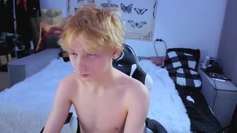 Snapshot of kessy_white chatting on November 11, 7:58 pm Kessy online show from November 11, 7:58 pm