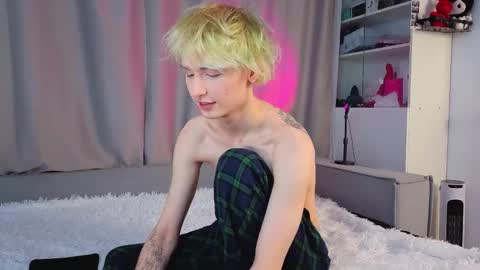 Snapshot of kessy_white chatting on December 17, 12:27 am Kessy online show from December 17, 12:27 am