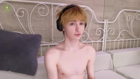 Snapshot of kessy_white chatting on June 1, 8:32 pm Kessy online show from June 1, 8:32 pm