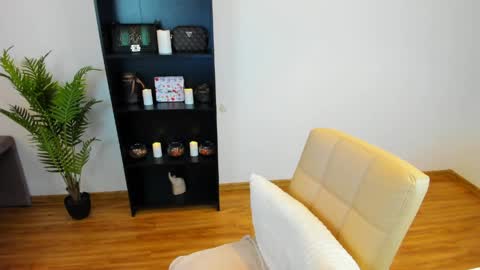 Khloe online show from March 23, 1:37 pm