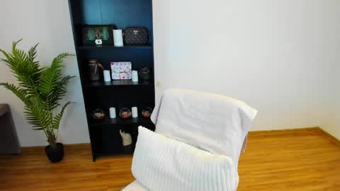 Khloe online show from March 29, 1:22 pm