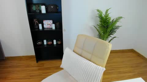 Khloe online show from June 1, 2:52 pm