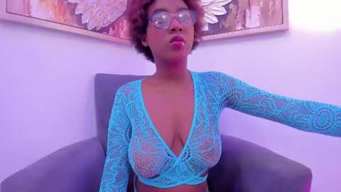 Snapshot of kiara_curls chatting on July 10, 11:35 am Kiara online show from July 10, 11:35 am